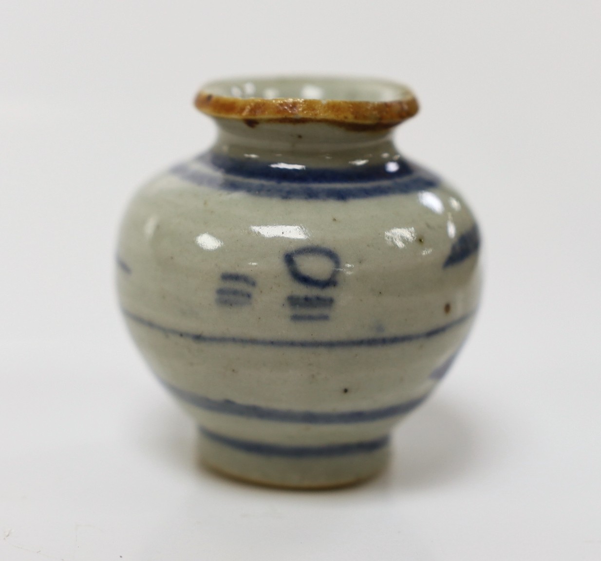 An 18th century Chinese blue and white jarlet, 6cms high